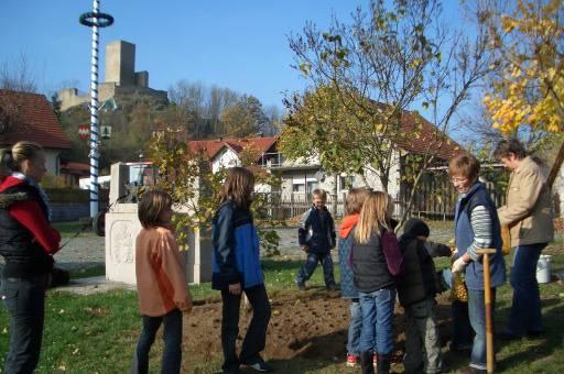 Jung und Alt beim Arbeitseinsatz (Pflanzen von Blumenzwiebeln)