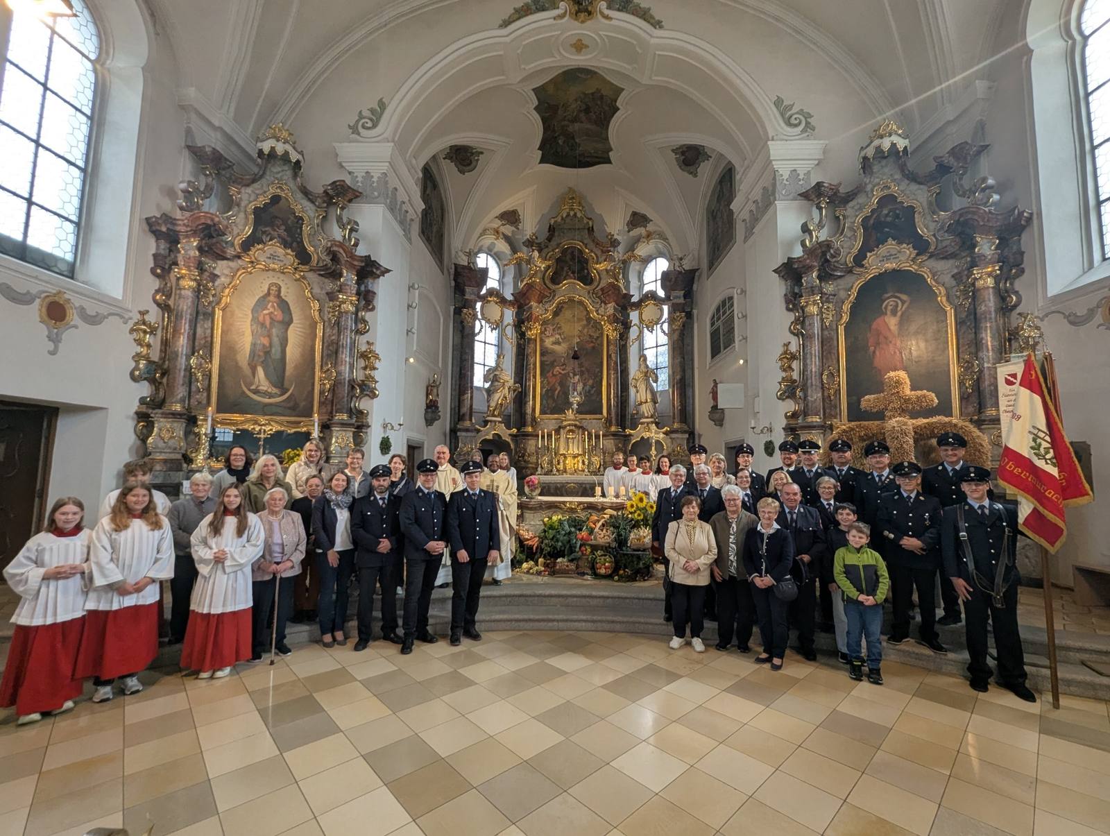 Gruppenbild vor dem Erntedankaltar in der Pfarrkirche Oberviechtach