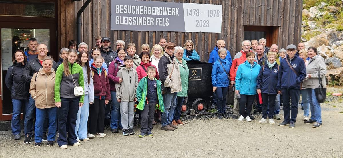 Die Ausflugsgruppe der Feuerwehr Obermurach vor dem Besucherbergwerk Gleissinger Fels in Fichtelberg