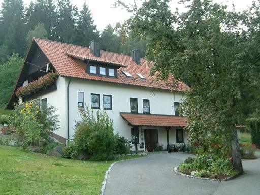 Wohnhaus mit Hausbaum