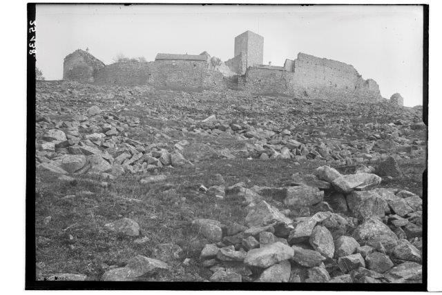 Ansicht der Burg von Westen her, ca. um 1900. Links im Bild ist das Haus Nr. 30 d zu sehen, rechts davon Haus Nr. 30 g und anschließend Haus