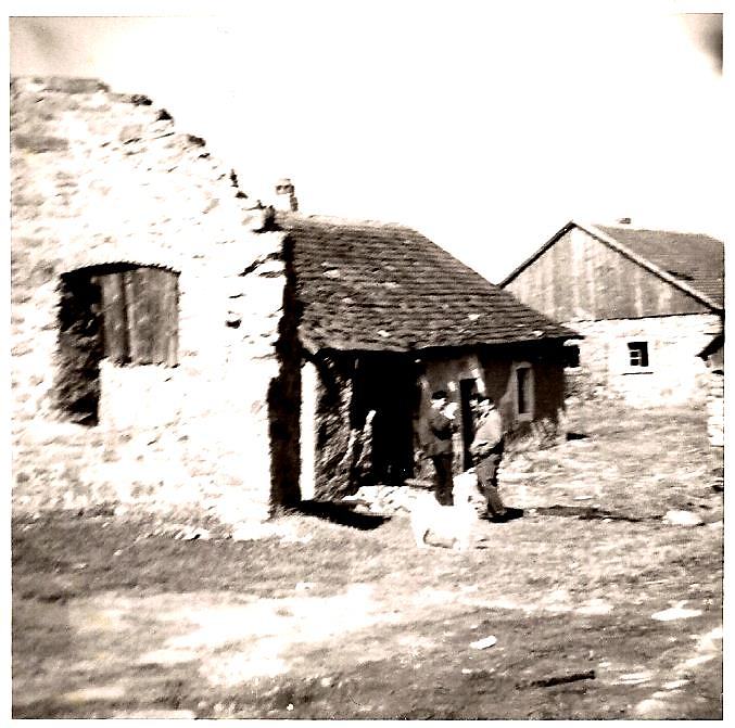 Das "Reitingerhaus" in den 1960er Jahren, li. dahinter das Haus des "Höidgirglmichl", jetzt Burgwartshaus. Bild: Wild