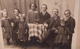 Familie Ferschl, ca. 1925, erste v.li.: Maria, später verh. Müller, zweite v.li. Mutter Barbara, dritter v.re. Vater Anton (Bild R.Müller)