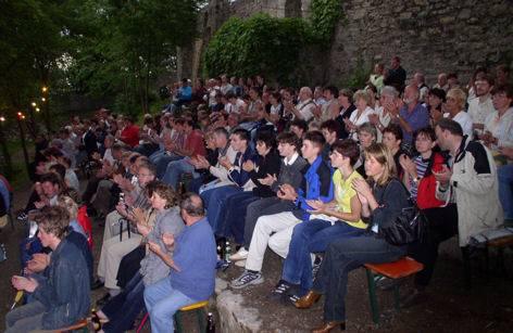 Das Publikum im Burghof