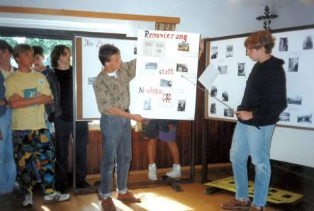 Schüler des Ortenburg-Gymnasiums stellen ihre Vorschläge zur Dorfneugestaltung vor.