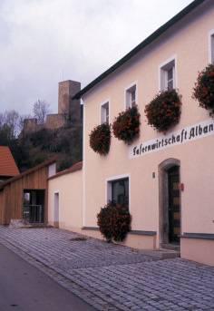 Die sanierte „Tafernwirtschaft“ mit neu gestaltetem Vorplatz wurde zu einem echten Blickfang.