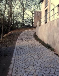 Der Weg zum Burgtor nachher